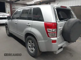 2008 Suzuki Grand Vitara w/Spare & Cargo Covers z VIN JS3TD941X84101254, wystawiony jako IAAI lot #42043908 z przebiegiem 137 180 mil mil oraz . Historia ofert i sprzedaży dostępna na DreamBid. Obrazek 3.