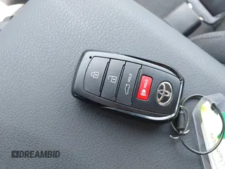 2025 Toyota Camry LE z VIN 4T1DAACKXSU137360, wystawiony jako IAAI lot #42245564 z przebiegiem 1 247 mil mil oraz . Historia ofert i sprzedaży dostępna na DreamBid. Obrazek 11.