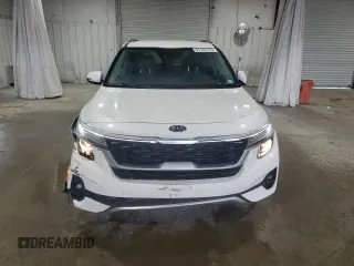 2021 Kia Seltos S z VIN KNDEUCAAXM7169264, wystawiony jako Copart lot #57122775 z przebiegiem 100 187 mil mil oraz Szkody całkowita. Historia ofert i sprzedaży dostępna na DreamBid. Obrazek 5.