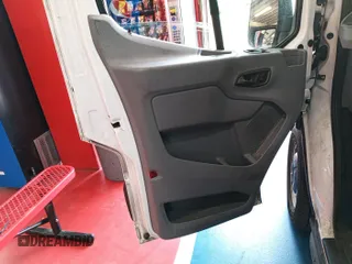 2018 Ford Transit z VIN 1FTYE1CM6JKB35871, wystawiony jako IAAI lot #42737736 z przebiegiem 199 396 mil mil oraz . Historia ofert i sprzedaży dostępna na DreamBid. Obrazek 6.