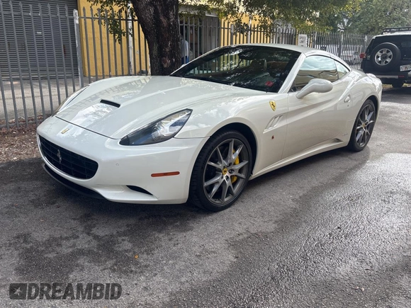 2012 Ferrari California z VIN ZFF65LJA7C0182905, wystawiony jako Copart lot #85893364 z przebiegiem 51 766 mil mil oraz Czysty tytuł • Clean title. Historia ofert i sprzedaży dostępna na DreamBid. Obrazek 2.