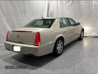 2007 Cadillac DTS V8 z VIN 1G6KD57Y27U198589, wystawiony jako Copart lot #59233755 z przebiegiem 171 023 mil mil oraz Tytuł czysty. Historia ofert i sprzedaży dostępna na DreamBid. Obrazek 4.