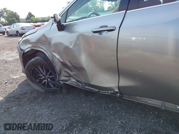 2024 Lexus NX 350h Premium z VIN 2T2GKCEZ6RC019104, wystawiony jako IAAI lot #42475819 z przebiegiem 15 870 mil mil oraz . Historia ofert i sprzedaży dostępna na DreamBid. Obrazek 6.