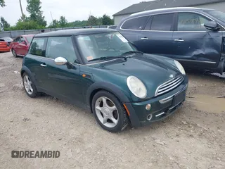 2006 MINI Hardtop z VIN WMWRC33566TK67977, wystawiony jako IAAI lot #42538539 z przebiegiem 121 650 mil mil oraz . Historia ofert i sprzedaży dostępna na DreamBid. Obrazek 1.