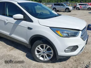 2017 Ford Escape SE z VIN 1FMCU9GD1HUC93888, wystawiony jako IAAI lot #42468768 z przebiegiem 110 502 mil mil oraz . Historia ofert i sprzedaży dostępna na DreamBid. Obrazek 1.