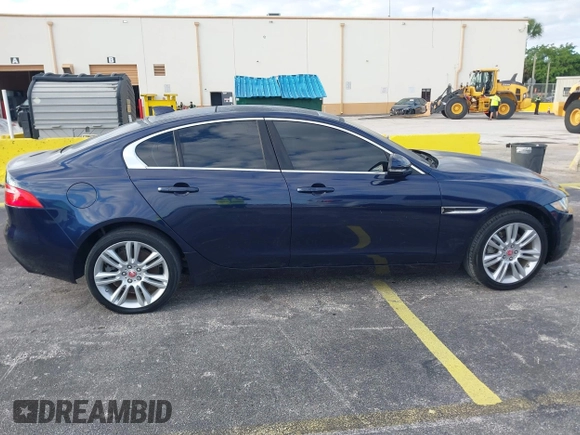 2019 Jaguar XE 25t Premium with VIN SAJAJ4FX9KCP46060, listed as a IAAI auction lot 42028720 with 38,953 mi miles. Bid and sale history available at carsss.com. Image 13.