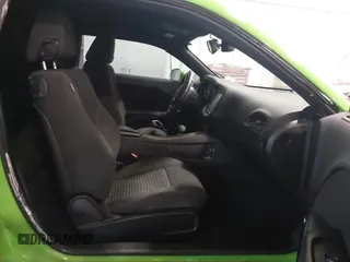 2017 Dodge Challenger SXT z VIN 2C3CDZAG2HH574239, wystawiony jako IAAI lot #41391595 z przebiegiem 92 377 mil mil oraz . Historia ofert i sprzedaży dostępna na DreamBid. Obrazek 5.