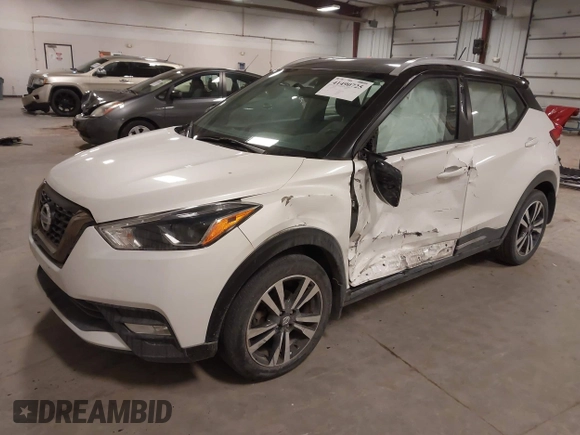 2019 Nissan Kicks SR with VIN 3N1CP5CU8KL550656, listed as a IAAI auction lot 41490725 with 33,281 mi miles. Bid and sale history available at carsss.com. Image 2.