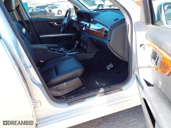 2012 Mercedes-Benz GLK-Class GLK 350 with VIN WDCGG8HB7CF740994, listed as a IAAI auction lot 41640548 with 97,332 mi miles. Bid and sale history available at carsss.com. Image 5.