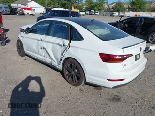 2019 Volkswagen Jetta GLI S z VIN 3VW6T7BU9KM177332, wystawiony jako IAAI lot #42197935 z przebiegiem 93 449 mil mil oraz . Historia ofert i sprzedaży dostępna na DreamBid. Obrazek 3.