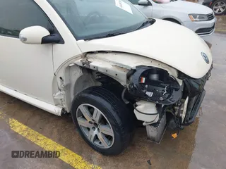 2006 Volkswagen New Beetle Coupe with VIN 3VWRR31C66M423272, listed as a IAAI auction lot 41435736 with 133,042 mi miles. Bid and sale history available at carsss.com. Image 18.