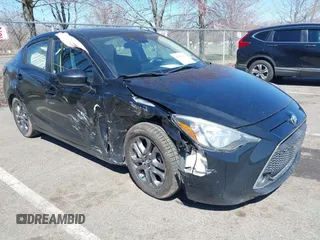 2019 Toyota Yaris L z VIN 3MYDLBYV9KY507820, wystawiony jako IAAI lot #41899917 z przebiegiem 82 531 mil mil oraz . Historia ofert i sprzedaży dostępna na DreamBid. Obrazek 1.