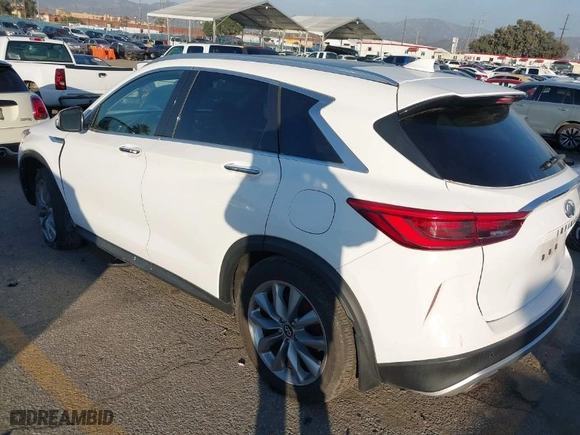 2021 Infiniti QX50 LUXE with VIN 3PCAJ5BA8MF102626, listed as a IAAI auction lot 38420561 with 30,436 mi miles. Bid and sale history available at carsss.com. Image 3.