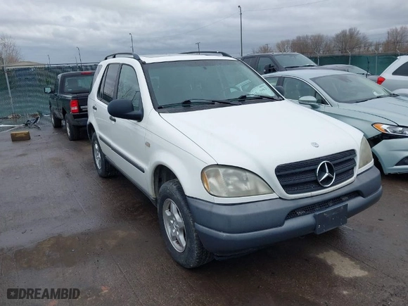 1999 Mercedes-Benz M-Class with VIN 4JGAB54E3XA141663, listed as a IAAI auction lot 41886982 with 196,503 mi miles. Bid and sale history available at carsss.com. Image 1.