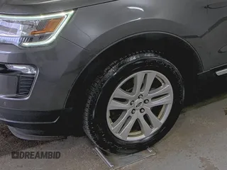 2019 Ford Explorer XLT z VIN 1FM5K8D85KGB20171, wystawiony jako IAAI lot #42767312 z przebiegiem 83 569 mil mil oraz . Historia ofert i sprzedaży dostępna na DreamBid. Obrazek 19.