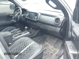 2020 Toyota Tacoma SR5 z VIN 3TMCZ5AN8LM323918, wystawiony jako IAAI lot #42279462 z przebiegiem 105 923 mil mil oraz . Historia ofert i sprzedaży dostępna na DreamBid. Obrazek 5.