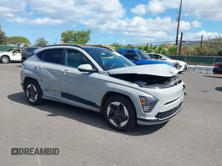 2024 Hyundai Kona Limited с VIN KM8HE3A69RU005482, выставлен на аукционе IAAI как лот 42370879 с пробегом 4 578 миль миль и . История ставок и продаж доступна на DreamBid. Изображение 1.