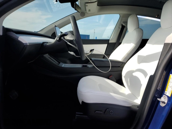 2022 Tesla Model Y Long Range z VIN 7SAYGDEE2NF433907, wystawiony jako Copart lot #54402215 z przebiegiem 44 765 mil mil oraz Szkody całkowita. Historia ofert i sprzedaży dostępna na DreamBid. Obrazek 7.