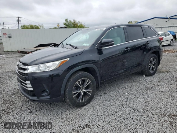 2018 Toyota Highlander LE z VIN 5TDBZRFH3JS817557, wystawiony jako Copart lot #56109035 z przebiegiem 132 053 mil mil oraz Szkoda całkowita • Salvage title. Historia ofert i sprzedaży dostępna na DreamBid. Obrazek 1.