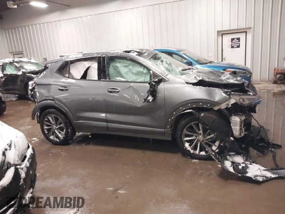 2021 Buick Encore GX Essence z VIN KL4MMGSL6MB099255, wystawiony jako IAAI lot #41613101 z przebiegiem 4 186 mil mil oraz . Historia ofert i sprzedaży dostępna na DreamBid. Obrazek 13.