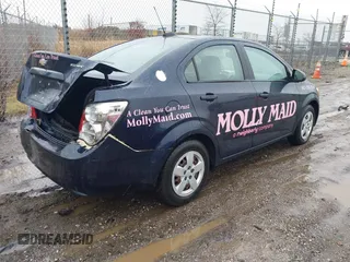 2016 Chevrolet Sonic LS z VIN 1G1JA5SH4G4156474, wystawiony jako IAAI lot #41225354 z przebiegiem 46 687 mil mil oraz . Historia ofert i sprzedaży dostępna na DreamBid. Obrazek 4.