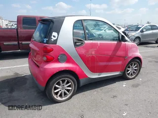 2009 Smart fortwo Pure z VIN WMEEJ31X59K245895, wystawiony jako IAAI lot #42266793 z przebiegiem 120 497 mil mil oraz . Historia ofert i sprzedaży dostępna na DreamBid. Obrazek 4.