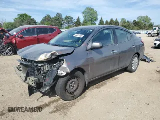 2013 Nissan Versa S Plus z VIN 3N1CN7AP5DL884595, wystawiony jako Copart lot #55261085 z przebiegiem 148 058 mil mil oraz Szkoda całkowita • Salvage title. Historia ofert i sprzedaży dostępna na DreamBid. Obrazek 1.