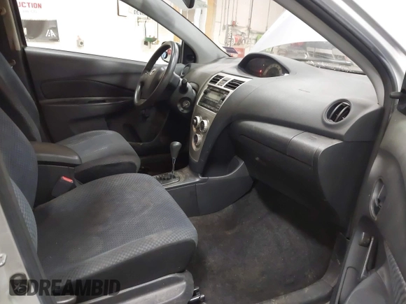 2008 Toyota Yaris z VIN JTDBT923884038527, wystawiony jako IAAI lot #42059011 z przebiegiem 232 431 mil mil oraz . Historia ofert i sprzedaży dostępna na DreamBid. Obrazek 5.