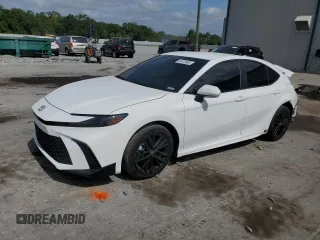 2025 Toyota Camry LE z VIN 4T1DAACK3SU560104, wystawiony jako Copart lot #54478905 z przebiegiem 444 mil mil oraz Szkoda całkowita • Salvage title. Historia ofert i sprzedaży dostępna na DreamBid. Obrazek 1.