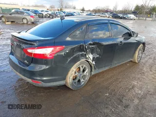 2013 Ford Focus SE z VIN 1FADP3F27DL342384, wystawiony jako IAAI lot #41474290 z przebiegiem 125 664 mil mil oraz . Historia ofert i sprzedaży dostępna na DreamBid. Obrazek 4.