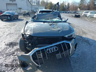 2022 Audi Q3 S line Premium z VIN WA1DECF30N1005992, wystawiony jako IAAI lot #41101352 z przebiegiem 37 399 mil mil oraz . Historia ofert i sprzedaży dostępna na DreamBid. Obrazek 11.