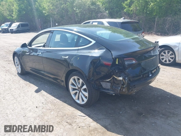 2018 Tesla Model 3 Long Range Battery z VIN 5YJ3E1EB9JF086703, wystawiony jako IAAI lot #42290193 z przebiegiem 46 255 mil mil oraz . Historia ofert i sprzedaży dostępna na DreamBid. Obrazek 3.