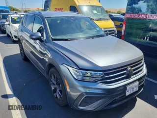 2024 Volkswagen Tiguan SE z VIN 3VV3B7AX7RM106937, wystawiony jako IAAI lot #42845192 z przebiegiem 32 134 mil mil oraz . Historia ofert i sprzedaży dostępna na DreamBid. Obrazek 46.