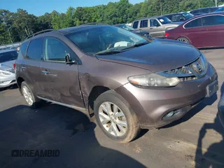 2011 Nissan Murano S z VIN JN8AZ1MW6BW169782, wystawiony jako IAAI lot #42400078 z przebiegiem 230 637 mil mil oraz . Historia ofert i sprzedaży dostępna na DreamBid. Obrazek 1.
