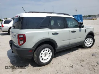 2023 Ford Bronco Sport Heritage z VIN 3FMCR9G68PRD84102, wystawiony jako Copart lot #59486695 z przebiegiem 17 710 mil mil oraz Szkoda całkowita • Salvage title. Historia ofert i sprzedaży dostępna na DreamBid. Obrazek 3.