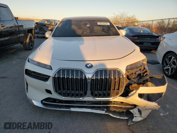 2024 BMW i7 xDrive60 z VIN WBY53EJ01RCP72333, wystawiony jako Copart lot #82242244 z przebiegiem Nie podano mil oraz Szkoda całkowita • Salvage title. Historia ofert i sprzedaży dostępna na DreamBid. Obrazek 5.