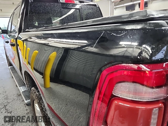 2022 Ram 1500 Big Horn z VIN 1C6RRFFG4NN269611, wystawiony jako IAAI lot #42566377 z przebiegiem 97 169 mil mil oraz . Historia ofert i sprzedaży dostępna na DreamBid. Obrazek 25.