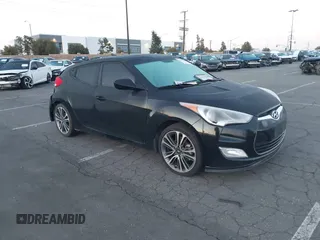 2016 Hyundai Veloster z VIN KMHTC6AD8GU251095, wystawiony jako IAAI lot #41598280 z przebiegiem 119 099 mil mil oraz . Historia ofert i sprzedaży dostępna na DreamBid. Obrazek 1.