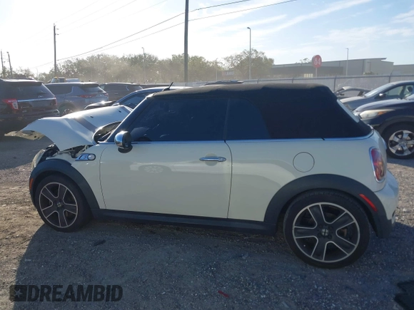 2010 MINI Convertible S z VIN WMWMS3C57ATY08721, wystawiony jako IAAI lot #41740378 z przebiegiem 122 880 mil mil oraz . Historia ofert i sprzedaży dostępna na DreamBid. Obrazek 14.