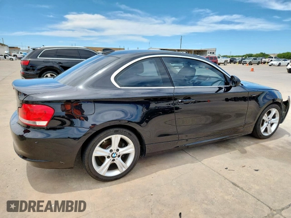 2012 BMW 1 Series 128i z VIN WBAUP7C56CVP22820, wystawiony jako Copart lot #56007435 z przebiegiem 75 161 mil mil oraz Czysty tytuł • Clean title. Historia ofert i sprzedaży dostępna na DreamBid. Obrazek 3.