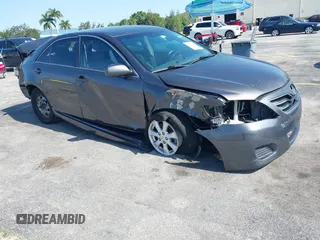 2011 Toyota Camry LE z VIN 4T4BF3EK5BR171794, wystawiony jako IAAI lot #42297533 z przebiegiem 114 659 mil mil oraz . Historia ofert i sprzedaży dostępna na DreamBid. Obrazek 1.