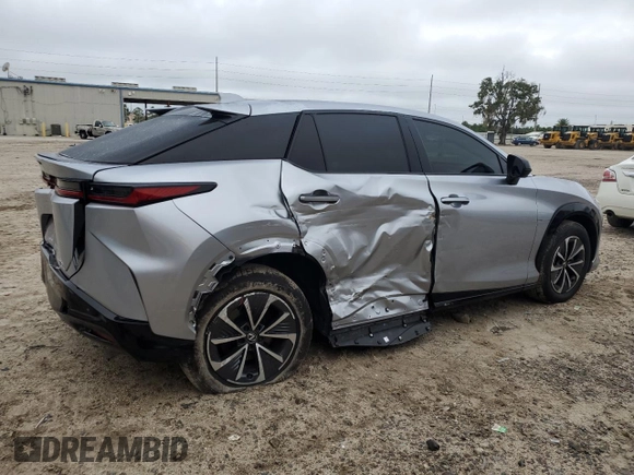 2024 Lexus RZ 300e Premium z VIN JTJABABB2RA000668, wystawiony jako Copart lot #71710714 z przebiegiem 9387 mil mil oraz Szkody całkowita. Historia ofert i sprzedaży dostępna na DreamBid. Obrazek 3.