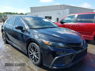 2022 Toyota Camry SE z VIN 4T1G11AK2NU499302, wystawiony jako IAAI lot #42233378 z przebiegiem 122 635 mil mil oraz . Historia ofert i sprzedaży dostępna na DreamBid. Obrazek 1.