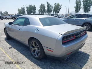 2015 Dodge Challenger SXT Plus z VIN 2C3CDZBG0FH715823, wystawiony jako IAAI lot #42354845 z przebiegiem 130 879 mil mil oraz . Historia ofert i sprzedaży dostępna na DreamBid. Obrazek 3.