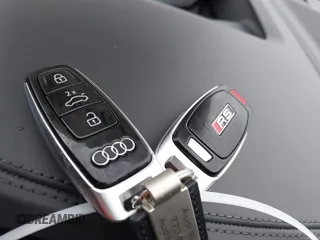 2023 Audi RS e-tron GT z VIN WAUBHBFWXP7903392, wystawiony jako IAAI lot #41020487 z przebiegiem 9046 mil mil oraz . Historia ofert i sprzedaży dostępna na DreamBid. Obrazek 11.