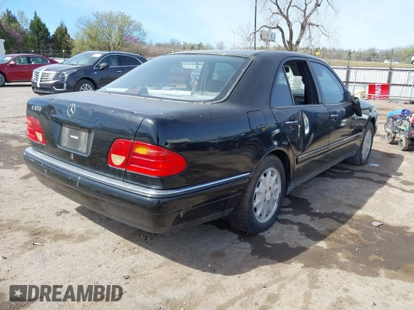 1998 Mercedes-Benz E-Class with VIN WDBJF65F1WA631361, listed as a IAAI auction lot 41870881 with 101,292 mi miles. Bid and sale history available at carsss.com. Image 4.
