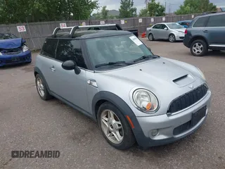2007 MINI Hardtop S с VIN WMWMF73567TT83738, выставлен на аукционе IAAI как лот 42598923 с пробегом 133 968 миль миль и . История ставок и продаж доступна на DreamBid. Изображение 1.
