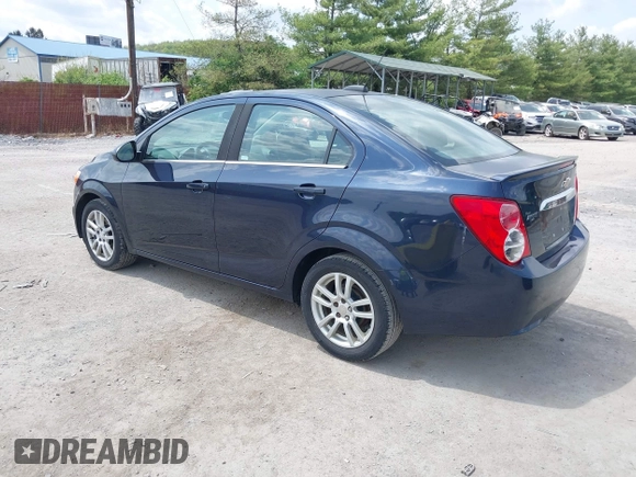 2016 Chevrolet Sonic LT z VIN 1G1JC5SG8G4163316, wystawiony jako IAAI lot #42138592 z przebiegiem 114 799 mil mil oraz . Historia ofert i sprzedaży dostępna na DreamBid. Obrazek 3.