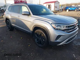 2023 Volkswagen Atlas SE z VIN 1V2HR2CA6PC523233, wystawiony jako IAAI lot #41952399 z przebiegiem 28 387 mil mil oraz . Historia ofert i sprzedaży dostępna na DreamBid. Obrazek 1.