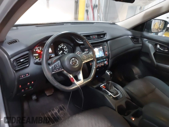 2018 Nissan Rogue SV z VIN 5N1AT2MV8JC709302, wystawiony jako IAAI lot #42063333 z przebiegiem 67 225 mil mil oraz . Historia ofert i sprzedaży dostępna na DreamBid. Obrazek 19.